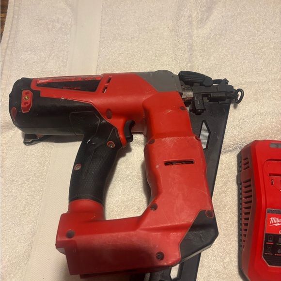 Milwaukee Red Cordless 16ga finish Nail Gun Kit - Picture 4 of 6